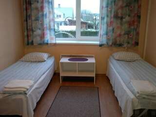 Хостелы Endla Hostel Хаапсалу Двухместный номер с 2 отдельными кроватями и общей ванной комнатой-6